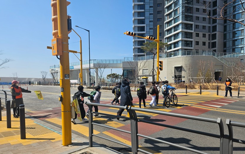 송도4동 자생단체 연합은 지난 12일부터 약 한 달간 교통사고 예방과 주민들의 교통질서 의식 향상을 위해 송빛초등학교 인근에서 교통안전 지도 봉사활동을 실시한다